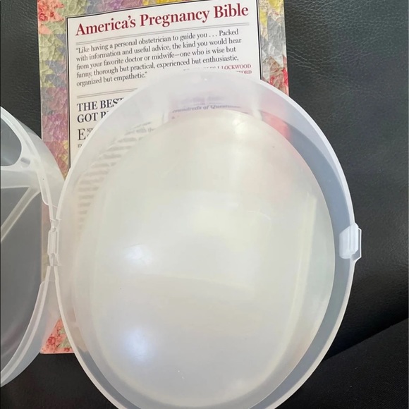 Breastfeeding gear and book - Picture 5 of 8